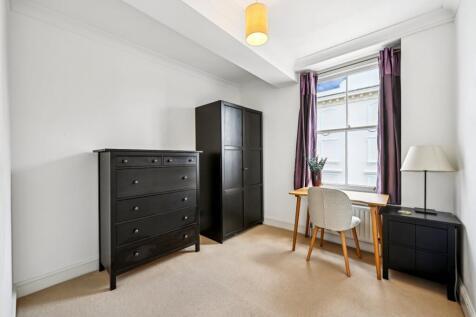 Bedroom/ Study