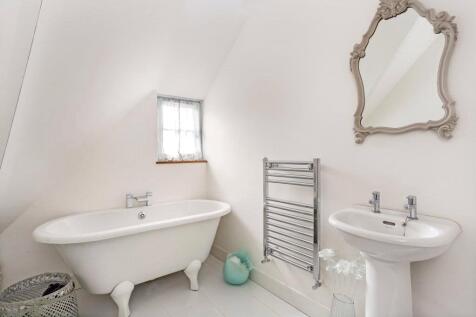 A BEDROOM 3 EN SUITE
