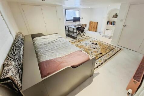 Basement Room/Office