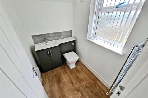 En Suite WC/Basin