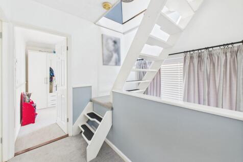 Landing/stairs to...