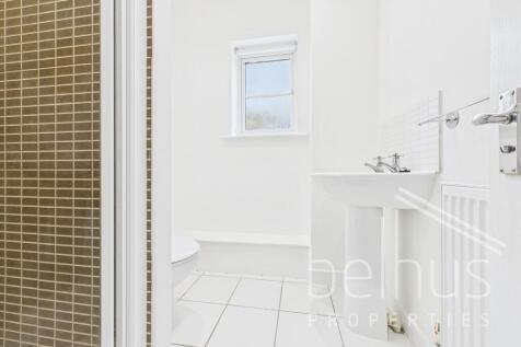 Ensuite to bedroo...