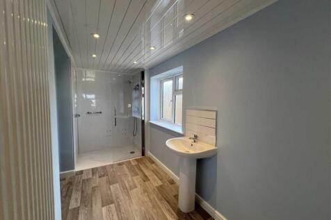 SHOWER ROOM/UTILITY