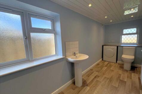 SHOWER ROOM/UTILITY