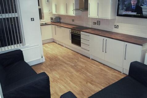 9 Bruce Road Kitchen and Lounge .jpg