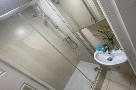 9 Bruce Road Shower Room 2.JPG