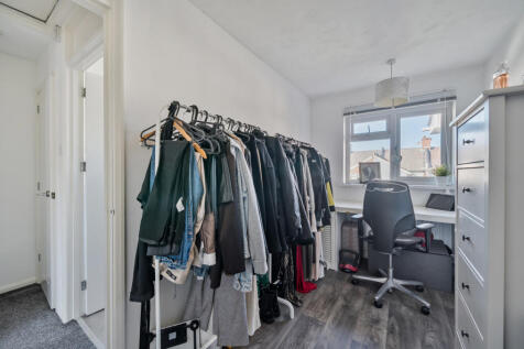 1369680-3-68f0d8e...