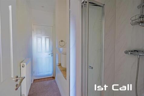 Jack 'n' Jill Shower Room