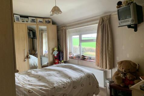 Bedroom 1.jpg