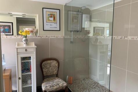 Downstairs Shower Room.jpg