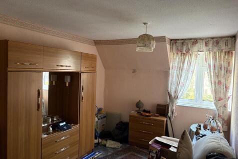 Bedroom 1.jpg