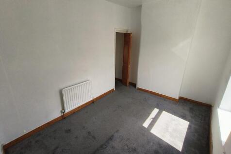 BEDROOM 1 2.jpg