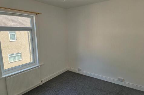 Bedroom 1 (2).jpg