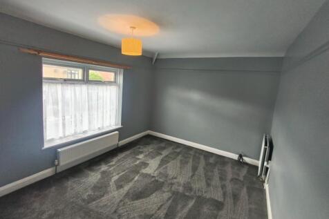 BEDROOM 1 2.jpg
