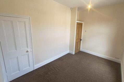 bedroom 1  3.jpg