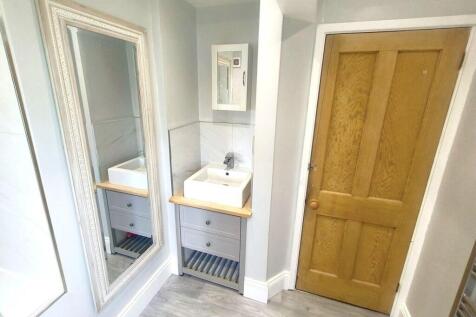 bathroom 1.jpg
