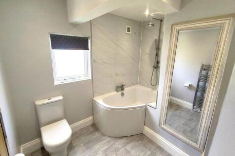 bathroom 3.jpg