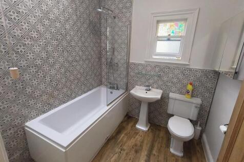 FAMILY BATHROOM 1.jpg