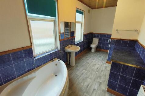 bathroom 1.jpg