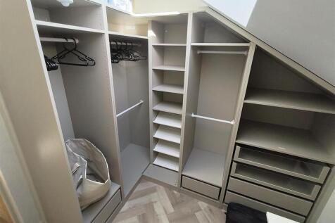 walk in wardrobe .jpg