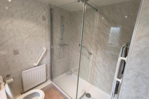 family bathroom 2.jpg