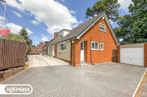 Magnificent 3 bedroom chalet bungalow in Taunton