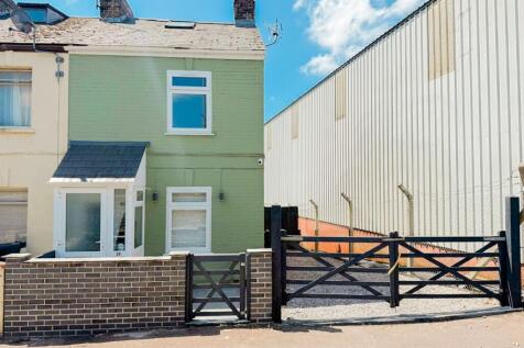 Completely refurbished 2 bedroom cottage with par