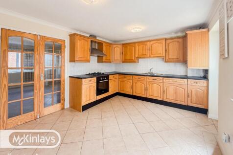 3 Bedroom End Terrace with garage and parking, Tr