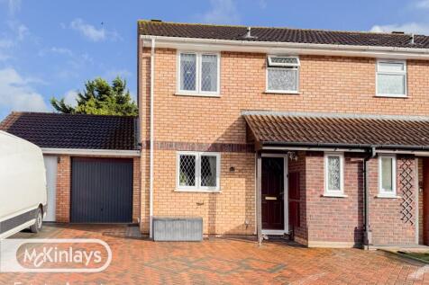 Beautifully presented 3 Bedroom Semi Detached wit