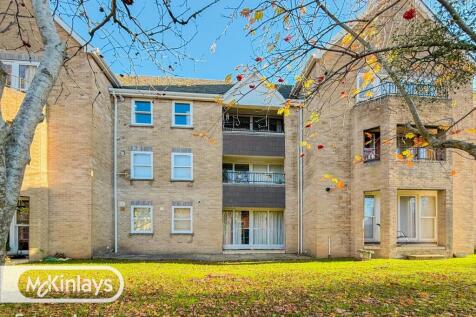 Spacious 2 Bedroom, Top-Floor Apartment with Balc