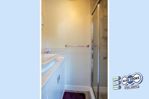 EN-SUITE SHOWER
