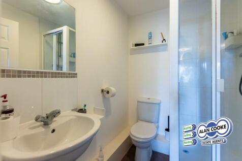 EN-SUITE SHOWER ROOM