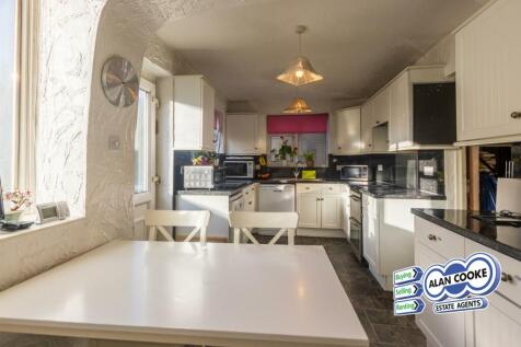 FITTED BREAKFAST KITCHEN