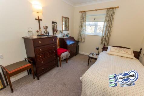 DOUBLE BEDROOM
