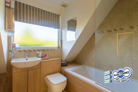 EN-SUITE BATHROOM
