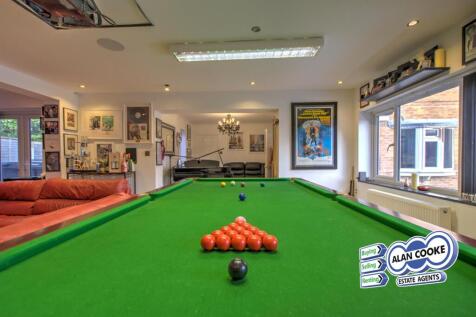 SPACIOUS FAMILY ROOM
