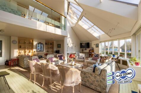 COMMUNAL LOUNGE