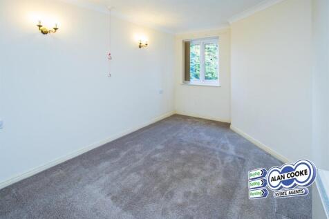 DOUBLE BEDROOM