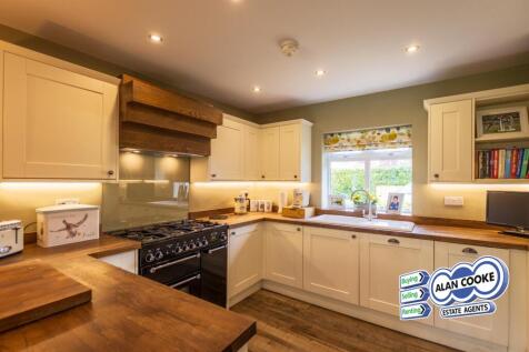MODERN FITTED KITCHEN
