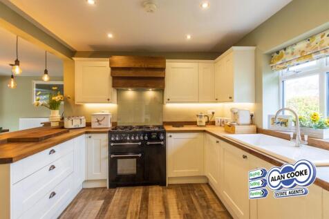 MODERN FITTED KITCHEN