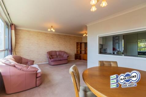 L-SHAPED LIVING/DINING ROOM