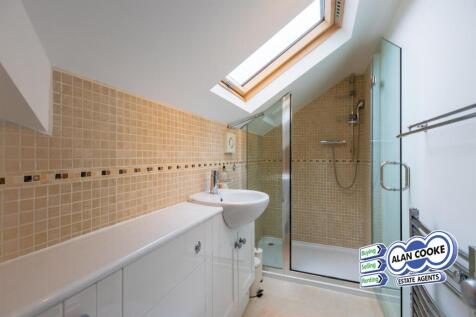 EN-SUITE SHOWER ROOM