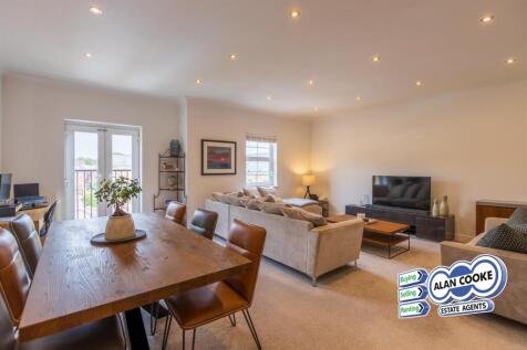 OPEN PLAN LOUNGE/DINING