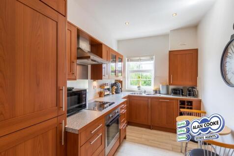 FITTED BREAKFAST KITCHEN