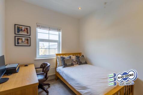 BEDROOM 2