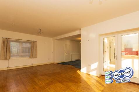 OPEN PLAN DINING ROOM & LIVING ROOM