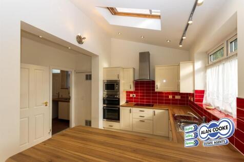 FITTED KITCHEN