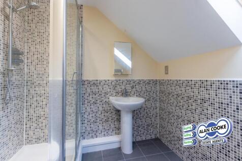 EN-SUITE SHOWER ROOM