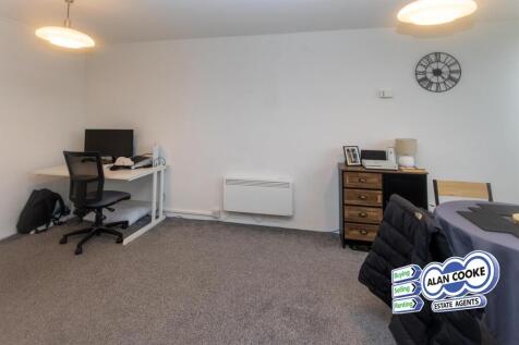 L-SHAPED LIVING ROOM