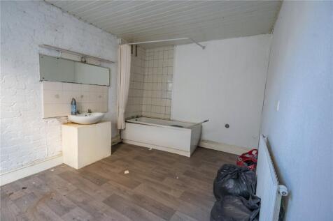 Flat 1 Bathroom